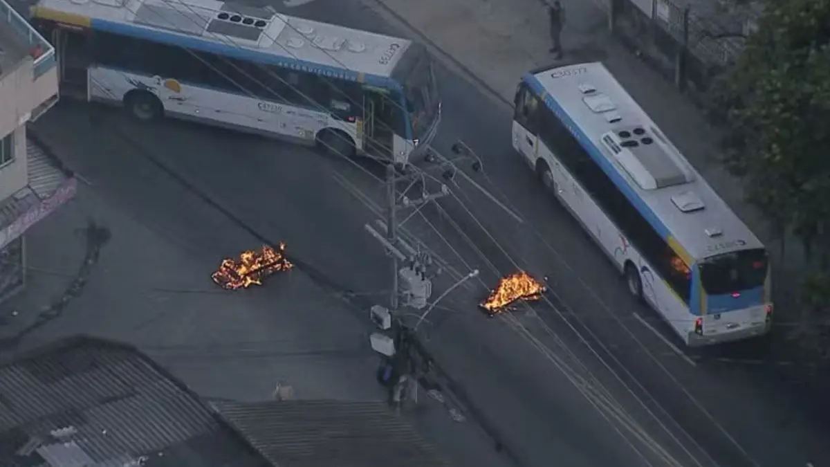 Três ônibus são usados como barricadas em vias da Zona Sudoeste do Rio