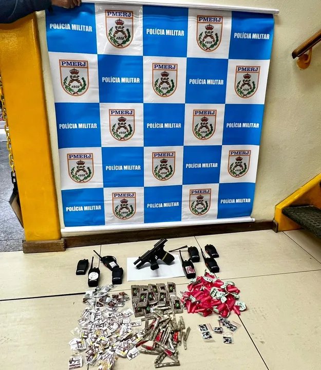 Quatro deles tentaram fugir, sendo detidos após cerco tático realizado pelos policiais.