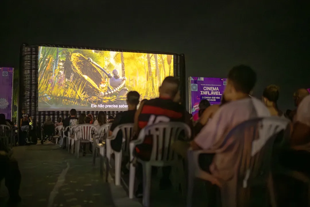 A iniciativa reuniu centenas de crianças e adultos