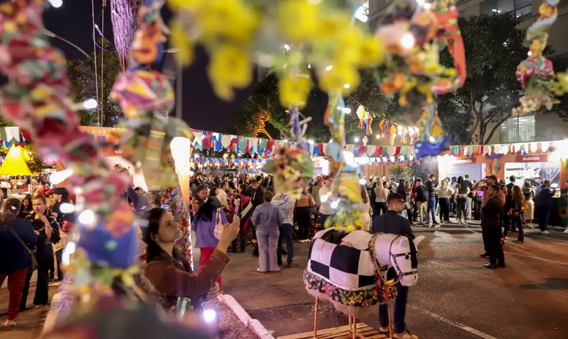 Em muitas cidades, também são comuns as fogueiras, correios do amor, brincadeiras, shows ao vivo e concursos temáticos, atraindo públicos de todas as idades