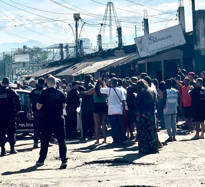 A aproximação gerou tensão, e agentes utilizaram gás de pimenta para dispersar a multidão