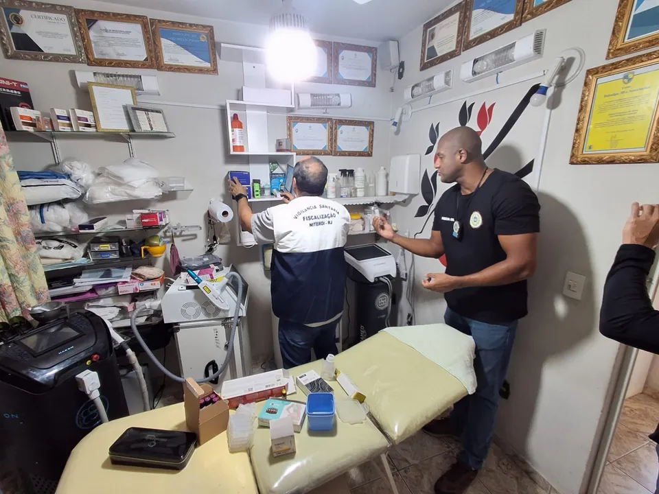 Os policiais constataram que a clínica não possuía qualquer autorização de funcionamento
