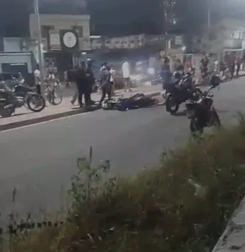 Um grave acidente envolvendo a colisão entre duas motocicletas