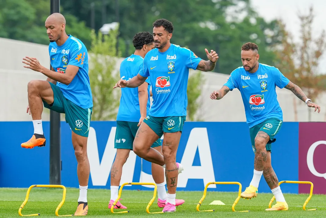 O técnico Carlo Ancelotti contou com quase todo o elenco, com exceção de Ryan, Raphinha e Lucas Paquetá