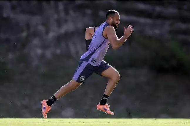 Arthur Cabral volta a treinar no Botafogo