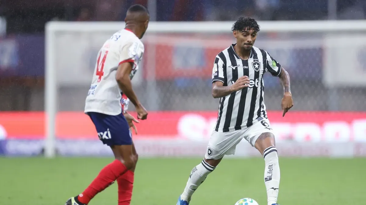 O Glorioso saiu na frente com golaço de Huguinho, mas a expulsão do goleiro Neto e o gol contra bizarro de Ferraresi custaram os três pontos