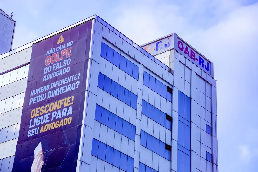 A campanha na fachada do prédio, na Avenida Marechal Câmara, no Centro do Rio, é mais uma medida adotada pela OAB-RJ para chamar a atenção e coibir esse tipo de crime
