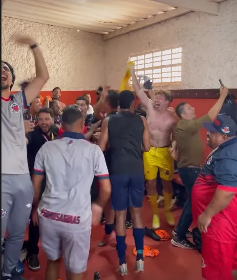 Atletas do time goiano comemorando no vestiário após a vitória com um a menos