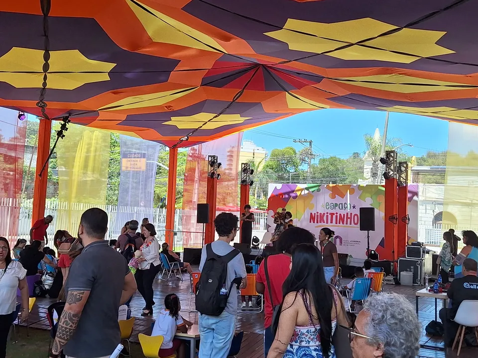 Escolas municipais visitaram os espaços de contação de histórias para crianças de diferentes idades