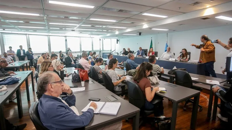 A audiência também teve análises e apresentações de especialistas de instituições