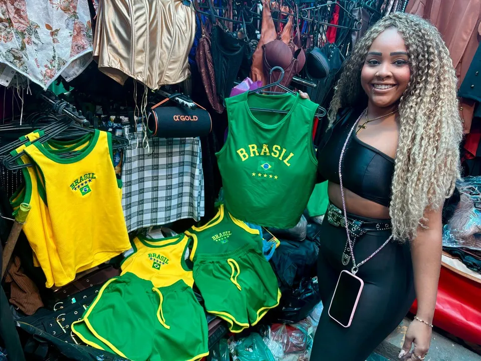 Vendedora Ana Carolina Costa conta que consegue montar a roupa completa com blusa e short