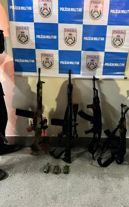 Armamento apreendido com os criminosos