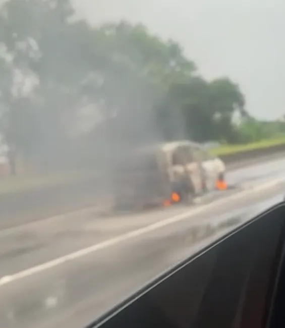 Os bandidos incendiaram dois veículos como resposta a uma operação
