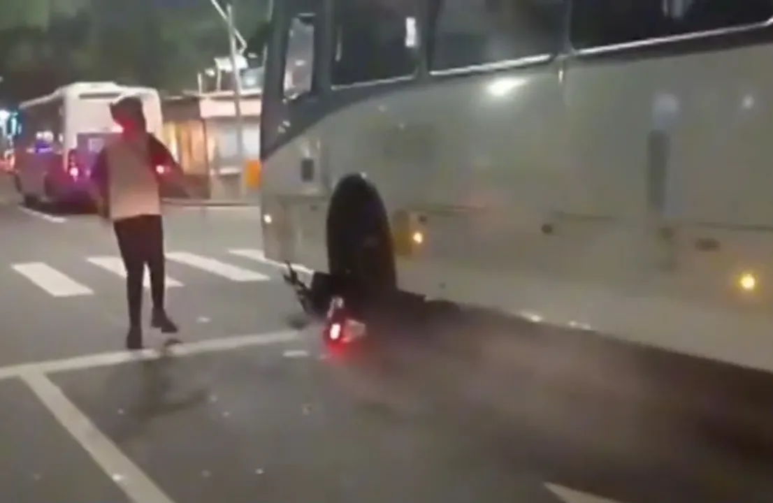 Um motorista de ônibus e um motociclista se envolveram em uma discussão que terminou com a motocicleta sendo arrastada pelo coletivo