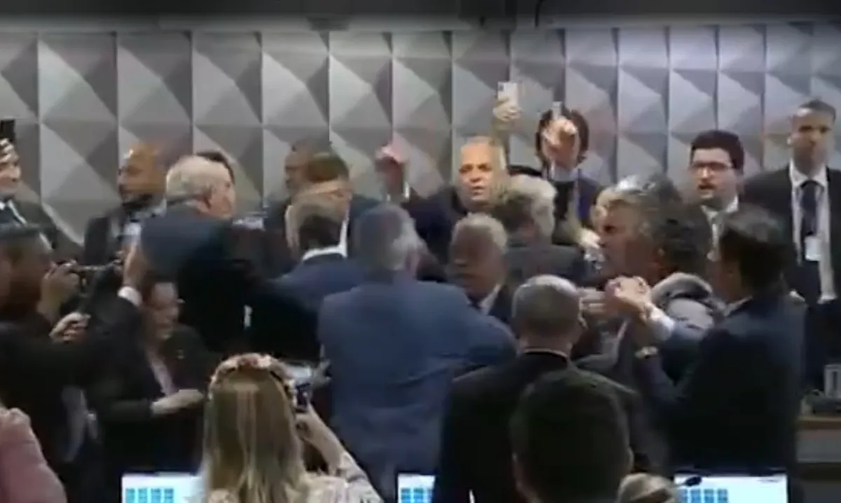 Parlamentares se aproximaram da mesa do relator e iniciaram a confusão