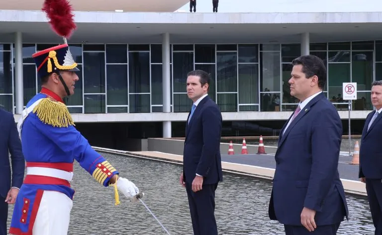 Hugo Motta (E) e Davi Alcolumbre (D) durante abertura da sessão no ano passado

Fonte: Agência Câmara de NotíciasHugo Motta (E) e Davi Alcolumbre (D) durante abertura da sessão no ano passado