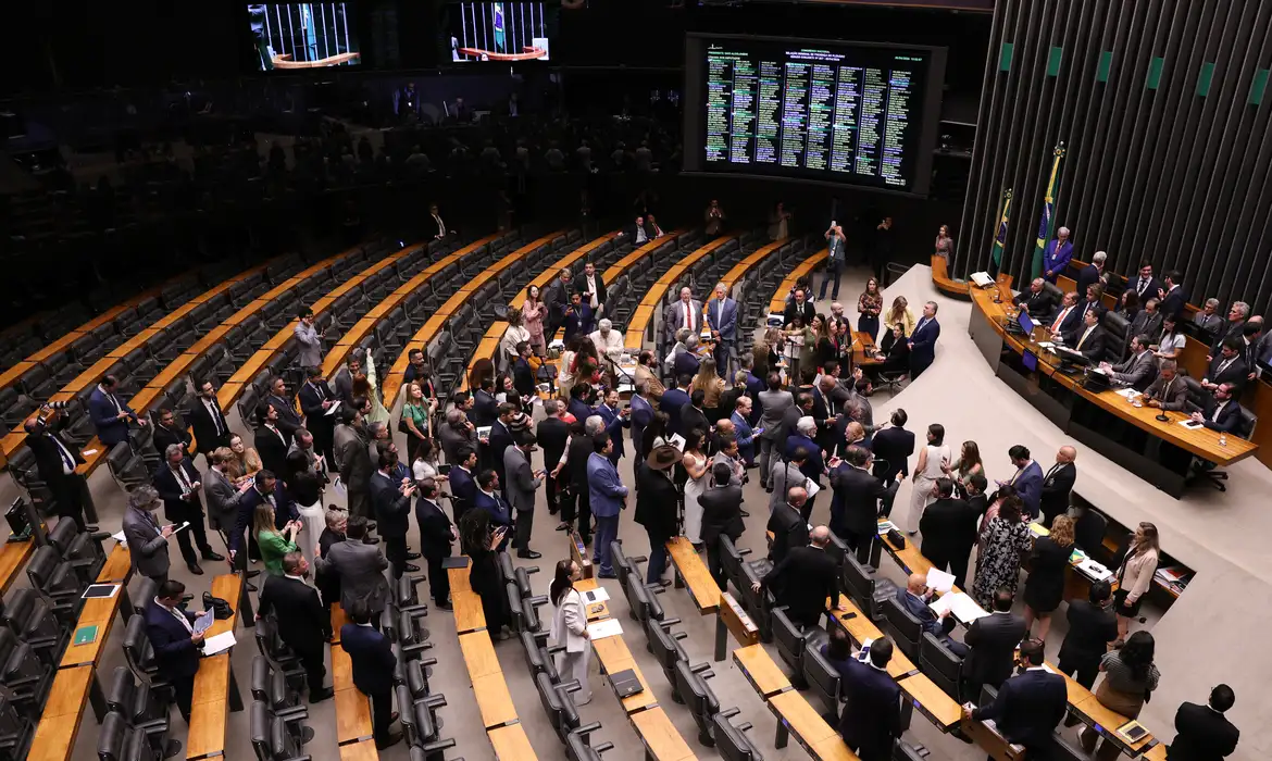 Na Câmara dos Deputados, 318 parlamentares votaram para beneficiar os golpistas, enquanto 144 deputados votaram contra e cinco se abstiveram