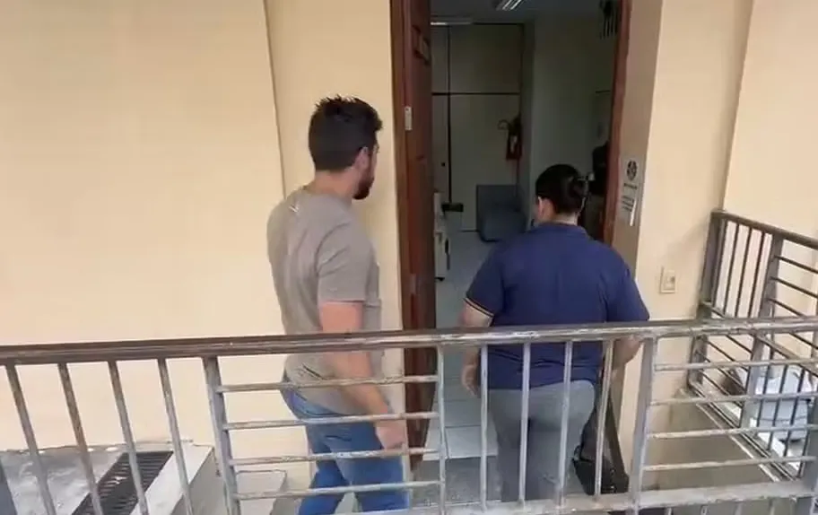 Profissional de creche foi presa por policiais civis da Delegacia da Criança e do Adolescente Vítima (DCAV)