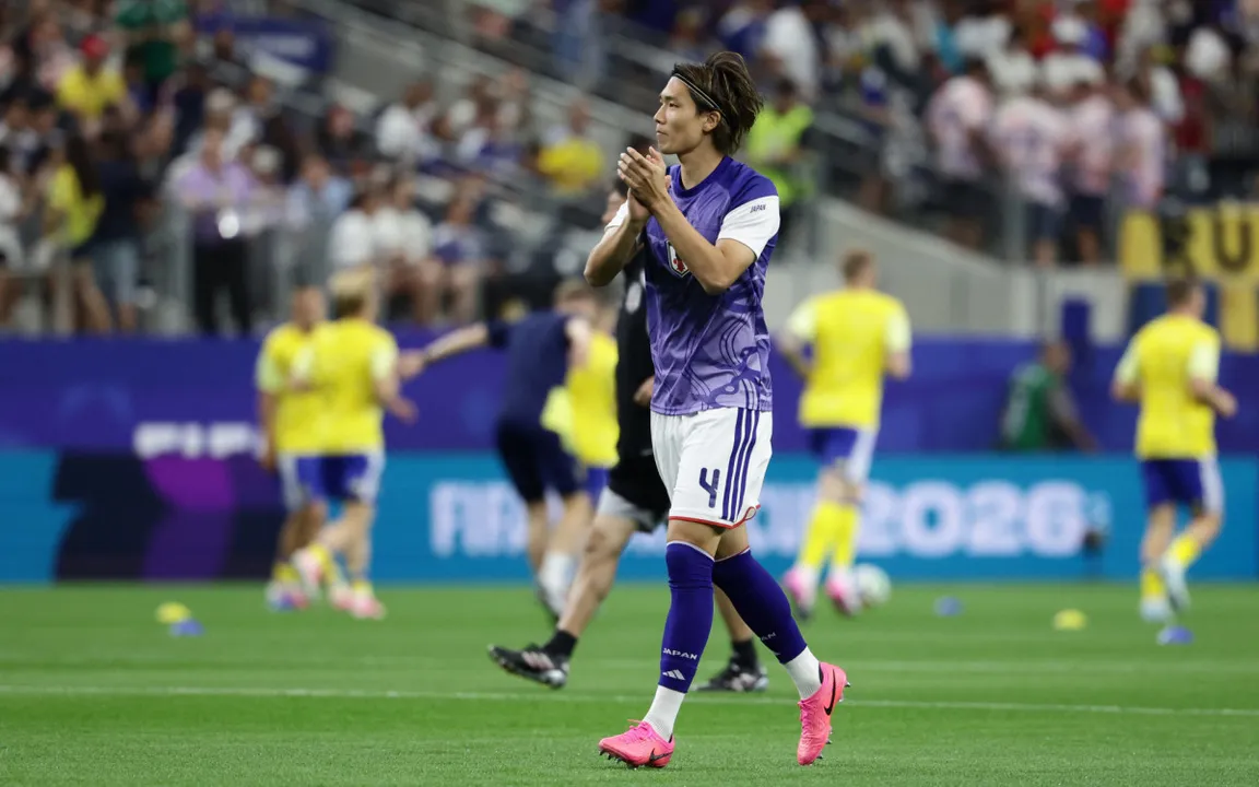 O zagueiro Itakura precisou ser substituído durante o segundo tempo do jogo, após sentir dores