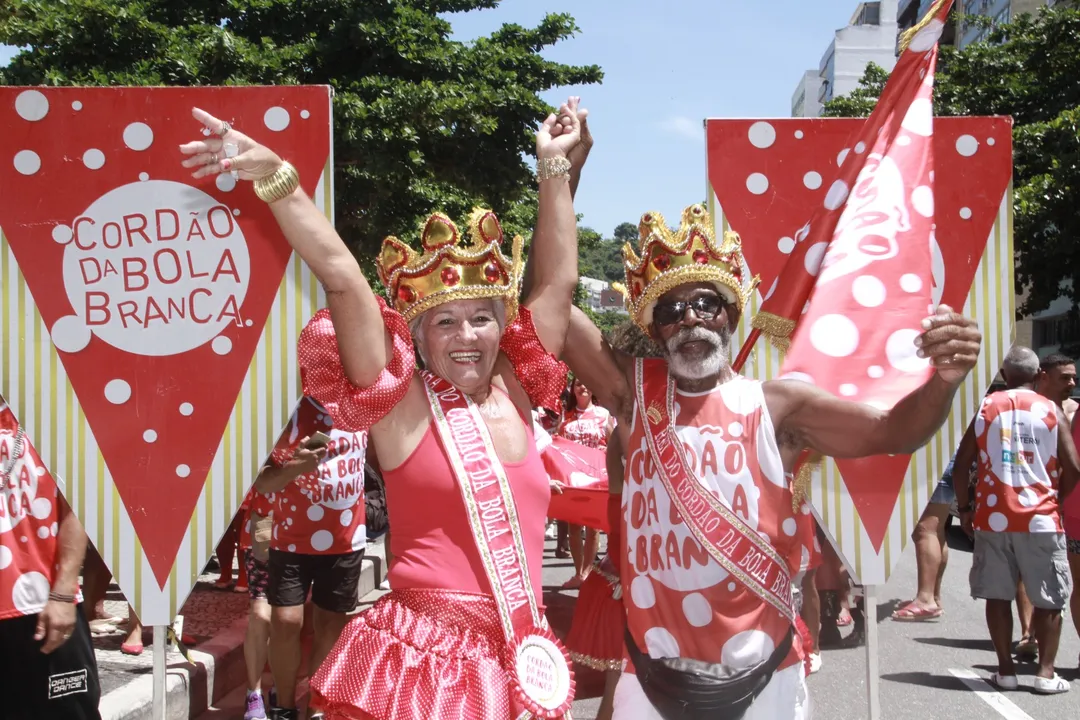 Durante o baile, haverá entrega de brindes para os participantes com as fantasias mais criativas e bonitas