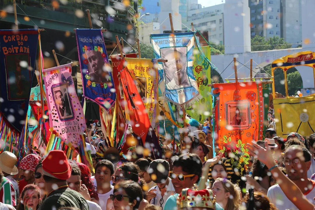 O grupo mantém um formato que privilegia a música e a interação direta com o público