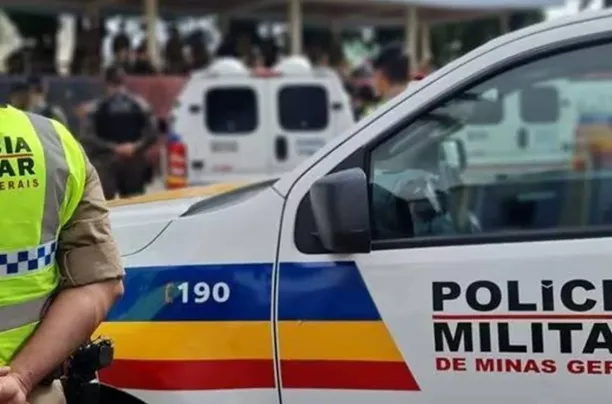 A Polícia Militar foi chamada e, ao chegar ao apartamento, precisou arrombar a porta do imóvel