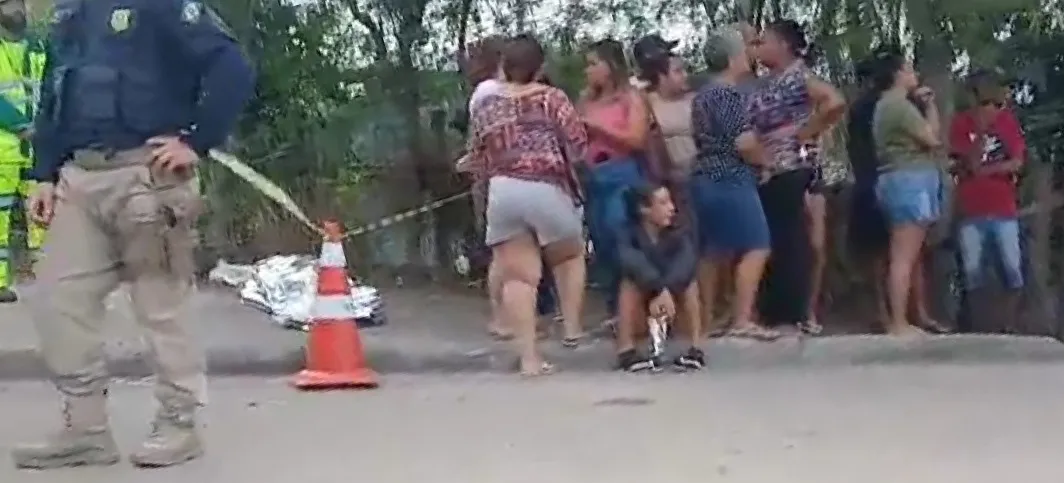 O corpo foi levado à calçada da BR-101, próximo ao KM 309