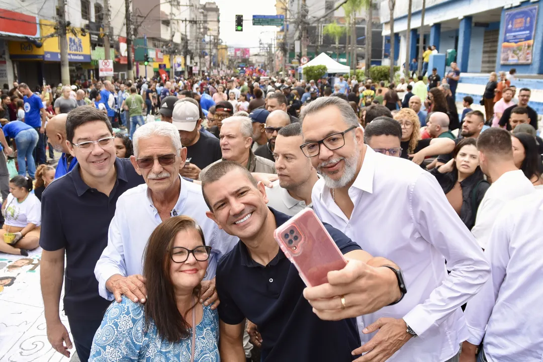 Em São Gonçalo, a tradição reúne mais de 6 mil voluntários na confecção dos tapetes, utilizando cerca de 50 toneladas de sal