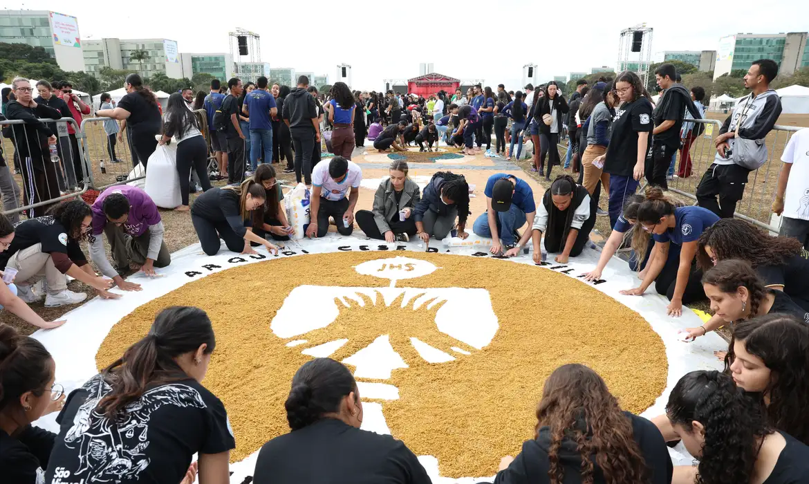 Nos locais onde o Corpus Christi é ponto facultativo, o governo dispensa a obrigatoriedade do expediente nas repartições públicas