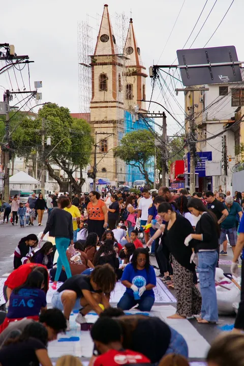 Voluntários de diversas paróquias se reuniram no Centro de São Gonçalo, na manhã desta quinta-feira (4), para confeccionar os tradicionais tapetes de sal que marcam a celebração de Corpus Christi