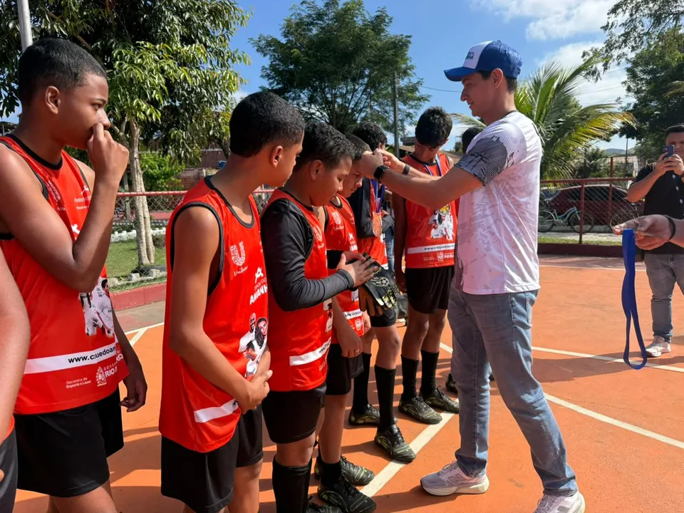 Na cerimônia de premiação, o jogador entregou medalhas aos participantes do torneio