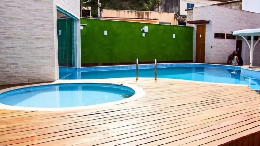 Adultos que estavam presentes no evento entraram na água e conseguiram quebrar o cano para que o braço da criança se soltasse