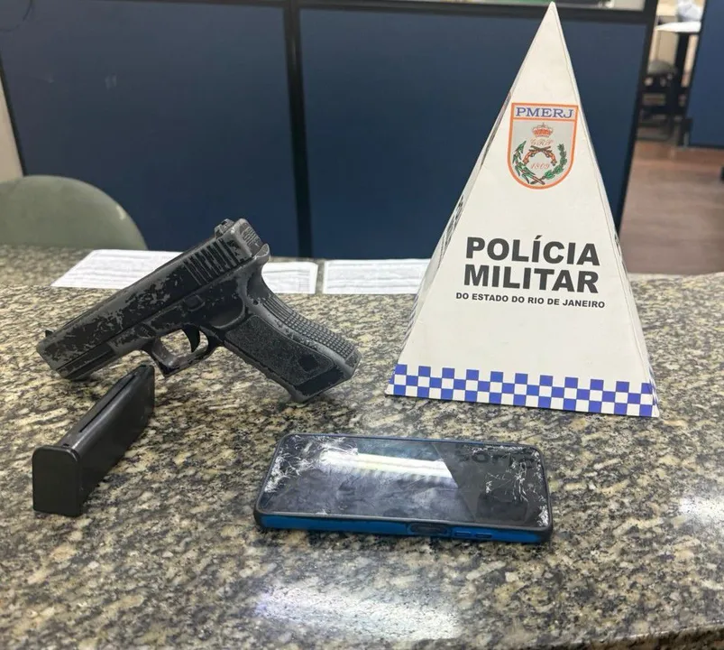 Policiais militares apreenderam com o homem um simulacro de pistola e o celular da vítima