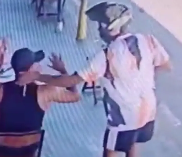 Com a arma na mão, ele ameaçou clientes que estavam almoçando