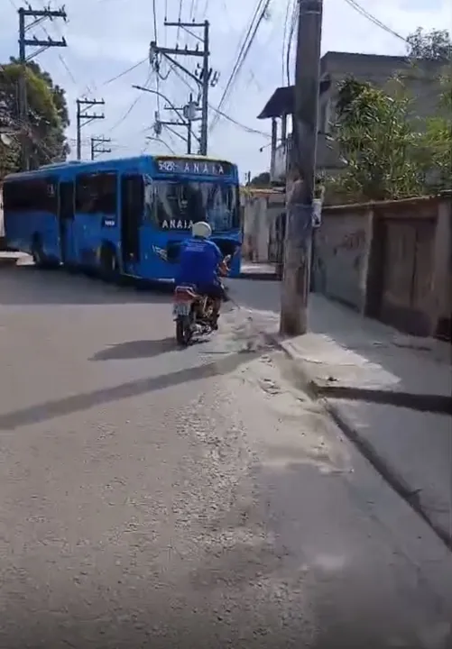 Diversos ônibus foram atravessados nas vias em São Gonçalo e Niterói