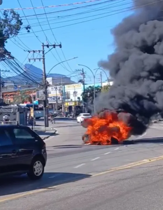 Criminosos incendiaram pneus e sequestraram ônibus para montar barricadas na Gardênia Azul