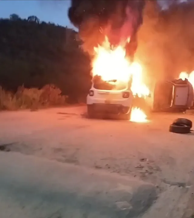 Criminosos incendiaram carros e formaram barreiras de fogo pelas ruas do Complexo do Salgueiro