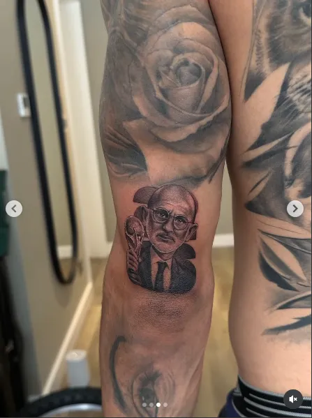 Cucurella tatua o rosto do treinador Luis de La Fuente