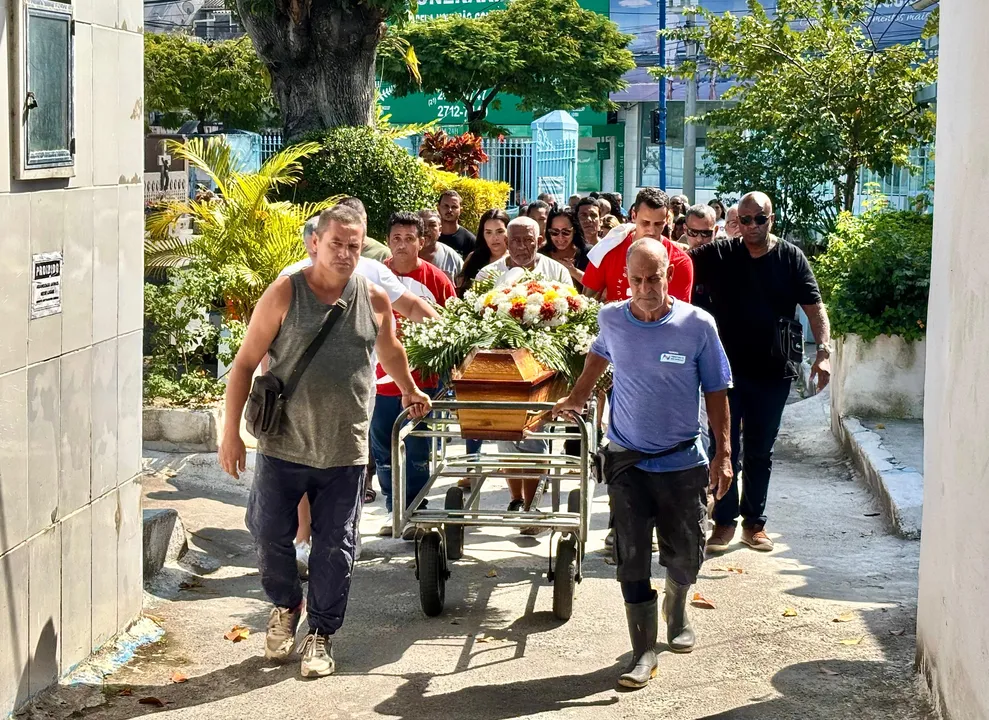 O sepultamento ocorreu por volta das 12h30 e reuniu familiares e amigos, que estavam bastante abalados