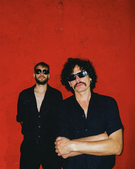 O cantor Dico se juntou ao experiente guitarrista Lucas Bittencourt para encher o Rio de Janeiro de Cumbia