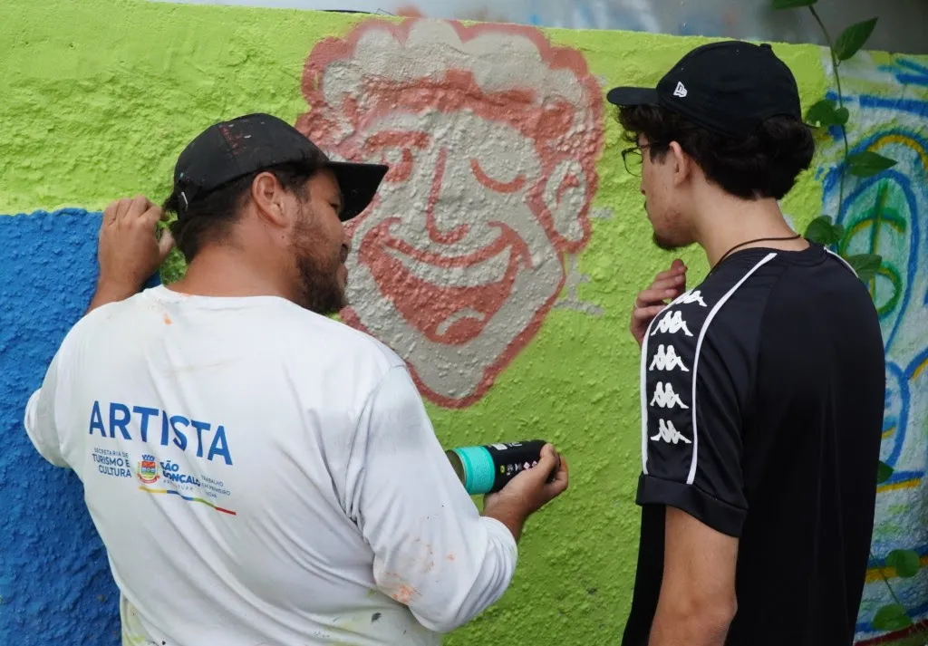 Durante os encontros, os participantes recebem apresentação do curso, apostilas, demonstração de materiais e uma introdução à história do graffiti