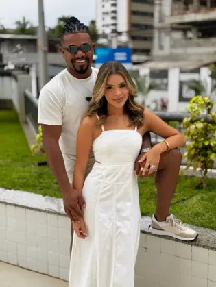 Além da rapidez do casório, outros pontos nessa oficialização geraram um burburinho nas redes, uma delas foi a coincidência no nome da noiva, Emily Araújo