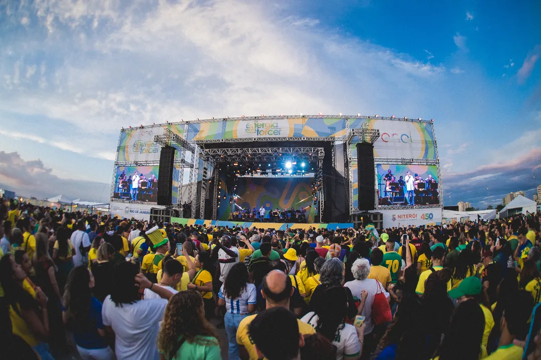 Depois do apito final, o cantor Ferrugem assume o palco, mantendo a festa com o público