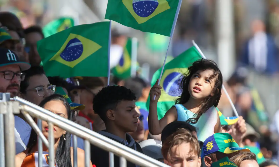 Para esses analistas, a medida teria o objetivo de subordinar as decisões do Brasil aos interesses de Washington, podendo servir de pretexto para intervenções políticas