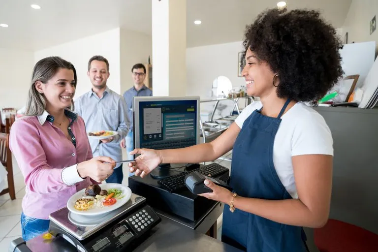 A aceitação de vales e cartões amplia o fluxo de clientes, fortalece o setor e gera previsibilidade financeira