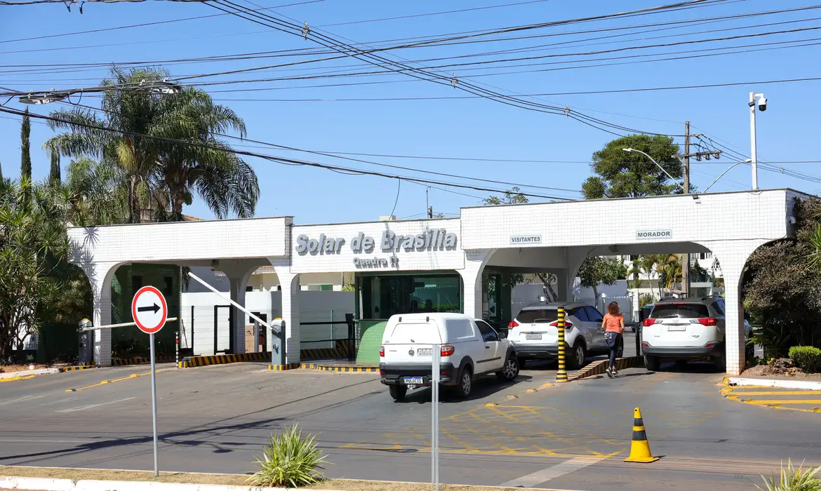 Condenado a 27 anos e três meses de prisão no processo da trama golpista, o ex-presidente está cumprindo a pena em sua residência, no condomínio Solar de Brasília, em bairro nobre da capital federal