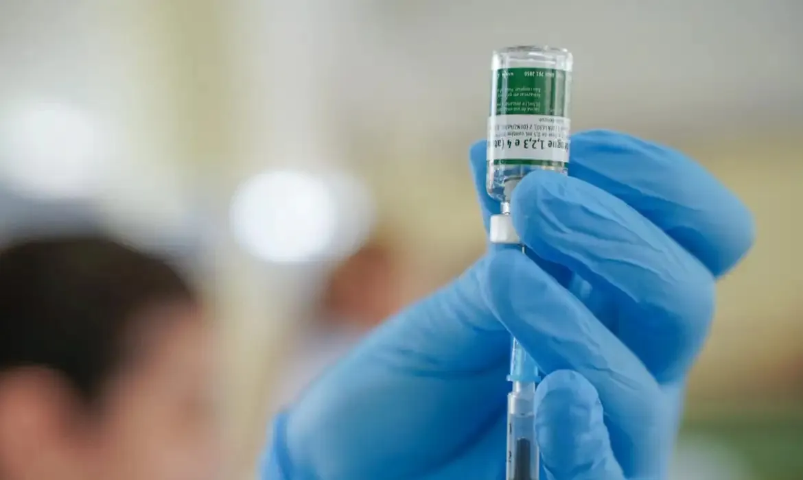 A iniciativa ocorre no contexto do monitoramento contínuo da segurança de vacinas, conhecido como farmacovigilância