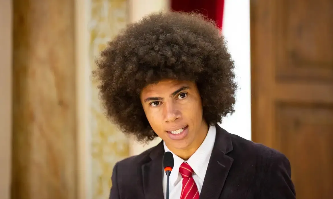 No vídeo, os dois trocam socos e chutes em uma via no centro de Curitiba