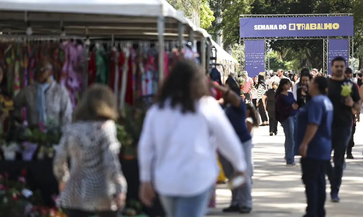 O número de empregados com carteira assinada renovou seu recorde, chegando a 39,2 milhões