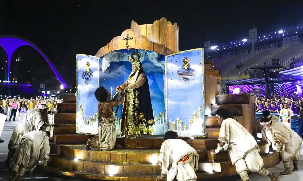 Nos dois dias, os desfiles terão início às 21h